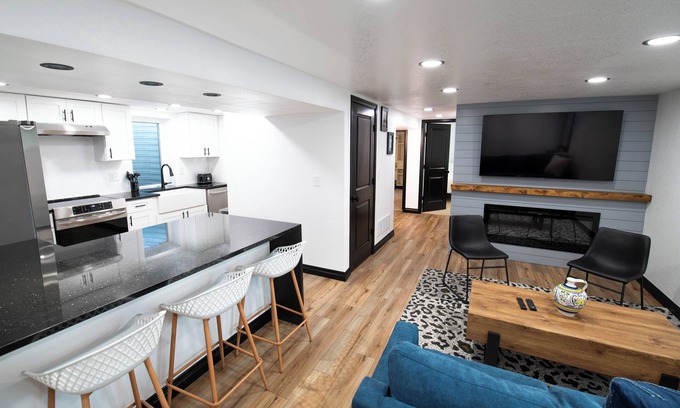 West Westminster Apartment | 2Bed/1Bath Guest suite 20min from Boulder/Denver