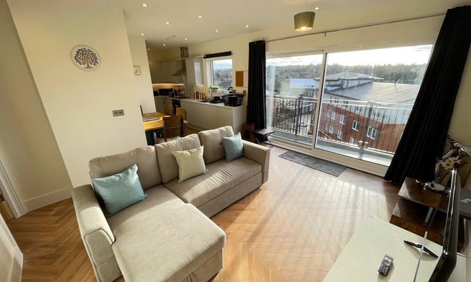 Rickmansworth Apartment | 2bed in Rickmansworth, balcony views 5min to tube station free Wi-Fi & Parking