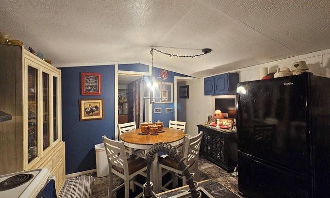 Summit House | 2bedroom mobile home in peaceful Ironton with AC has front door back door camera