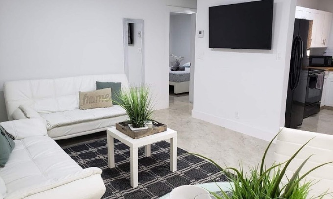 Lake Ridge Apartment | 2BR/1BA❀Near FLL Beach, Las Olas, Nightlife & Airport
