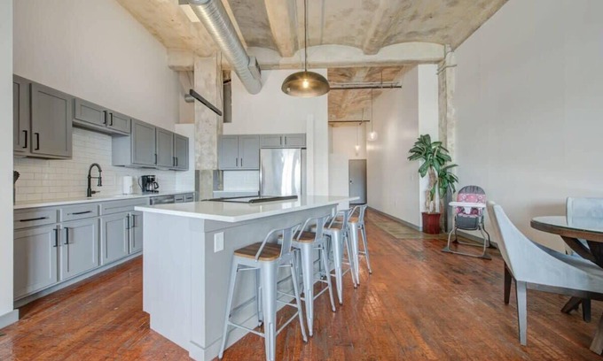 Crossroads Arts District Apartment | 2BR/2BA Spacious Historic Loft With Gym