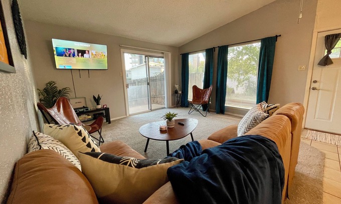 Riverside House | 2br/2bath King House 5 minutes to Downtown ATX!