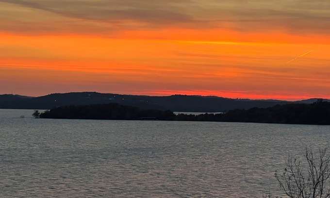 Hollister Condo | 2BR Amazing Lake Views near Branson Landing/Paynes Valley by Tiger Woods