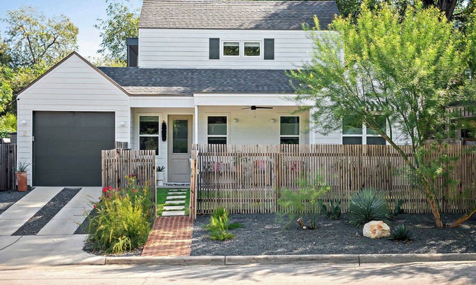 Holly House | 2BR Bungalow Near Lady Bird Lake | Rainey Street