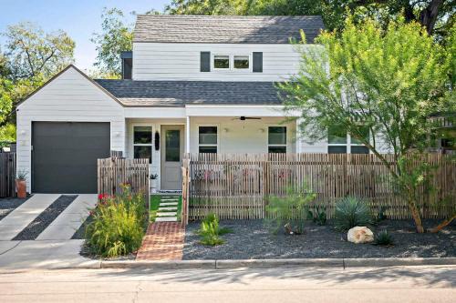 Holly House | 2BR Bungalow Near Lady Bird Lake & Rainey Street