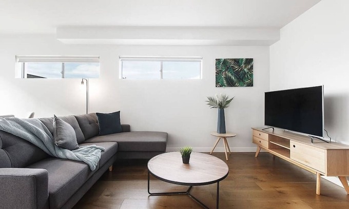 Moonee Ponds Apartment | 2BR FREE Parking | 2min Walk to Puckle St!