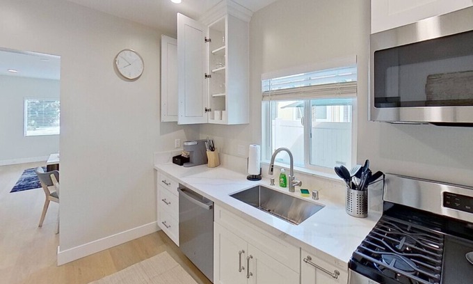 Glendale House | 2BR GLENDALE HOUSE: FULLY REMODELED in 2024 w/PRIVATE FENCED PATIO & PARKING p4
