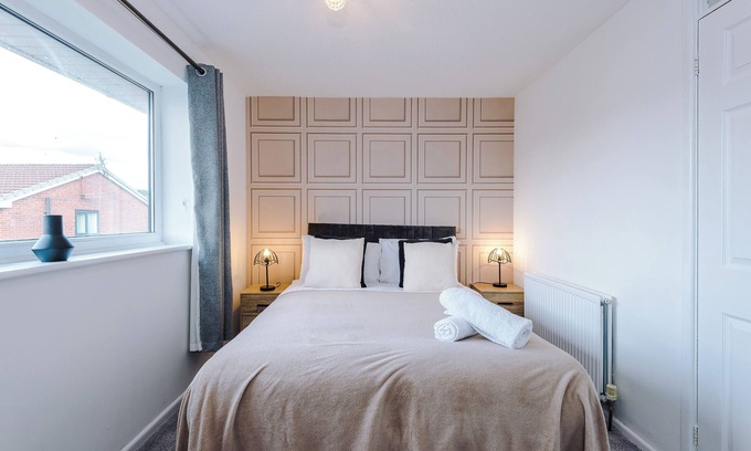 Belle Vue House | 2BR House Close to City Centre, Free Parking , Ideal for Families & NHS