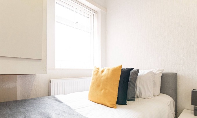 Manchester House | ✔2BR House✔Modern Decor✔For Families&Contractors✔DrivewayParking✔FreeWIFI