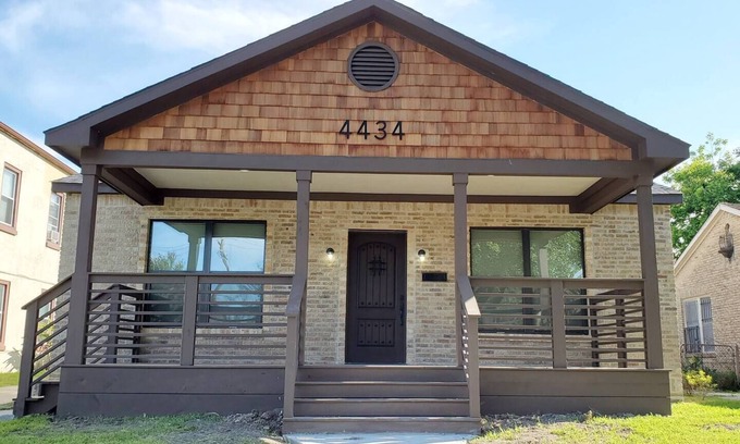 South Central Houston House | 2BR Luxury EADO House! Medical Center, Stadiums ⭐️⭐️⭐️⭐️⭐️