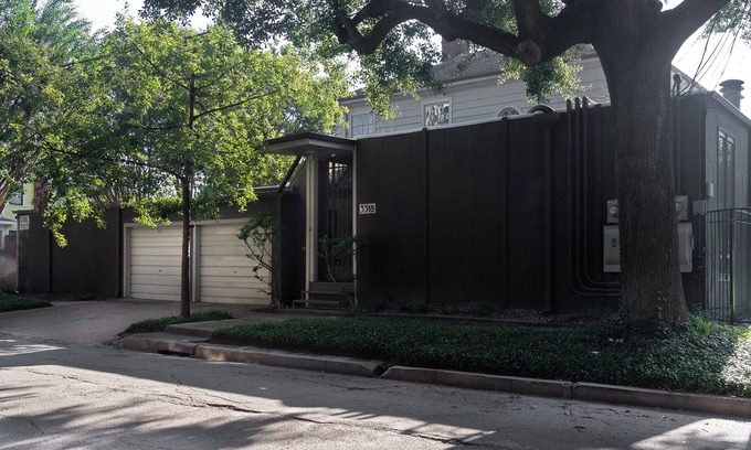 Neartown House | 2BR Montrose Stunning Space! A Foodies Dream Loc