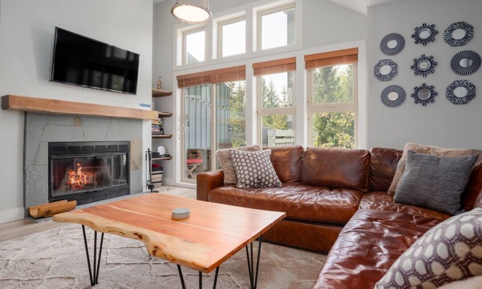 Blackcomb House | 2BR Multi-Level Townhome in Peaceful Location | Hot Tub | Free Parking