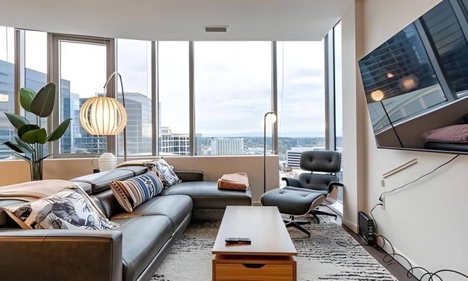 West Bellevue Apartment | 2BR Penthouse | Gym, Pool | Bellevue | Sophari A