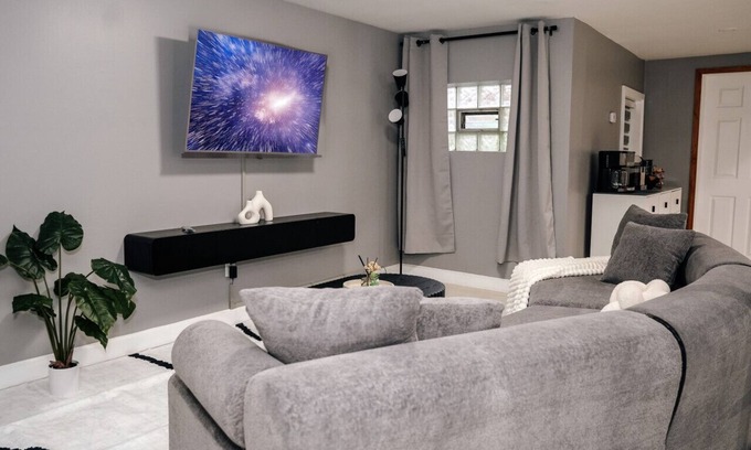 Cragin House | 2BR Traveler's Favorite, Modern and Clean