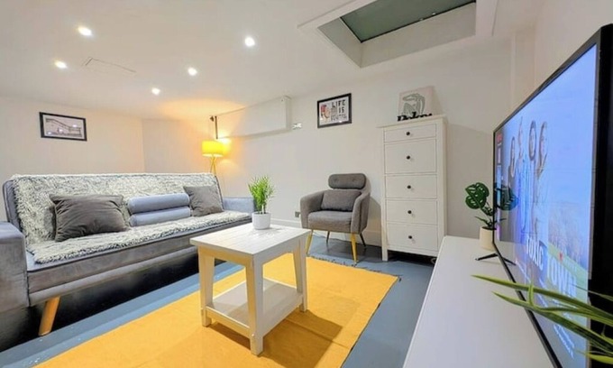 Brixton Hill House | 2BR unique basement living room with Netflix TV and sofa bed