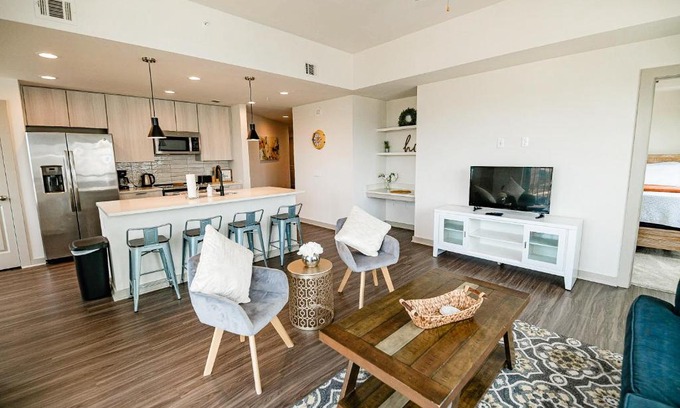 Third Ward Apartment | 2BR Uptown Furnished Apartment near Truist Fields apts