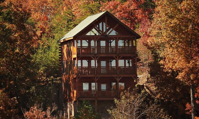 Gatlinburg - Pigeon Forge Cabin | 2BR, views, hot tub, sleeps 10.