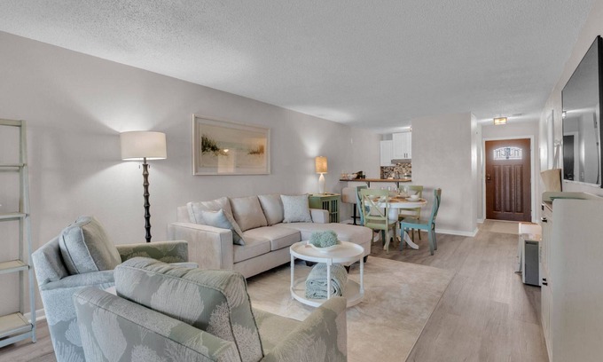 Winter Haven Condo | 2BR Waterfront Condo w/Pool access, Dock, Patio Views & 3 Miles from LEGOLAND