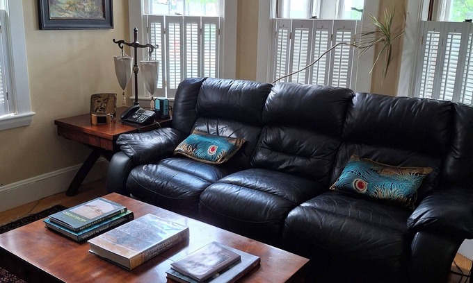 Readville House | 2nd Floor Apartment 5 minutes to the subway to Boston & Cambridge.