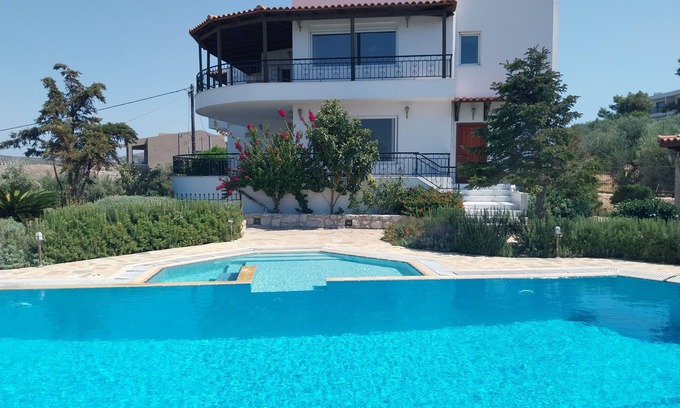 Prasas Villa | 3 Χάριτες - Βίλα με πισίνα - Vila with pool- Vila with swimming pool.