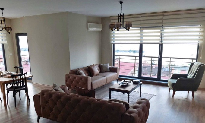 Yomra Apartment | 3+1 top-floor apartment unit with a nice sea view in a central location