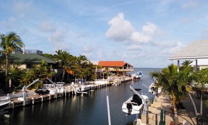 Hammer Point House | 3/3 DirectBayAccess CanalHome w/Lift Dock Fenced Pet-Friendly HotTub Grill WIFI