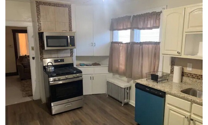 East Orange Apartment | 3 Bdrm sleeps 5. 2nd floor. Clean & Quiet.
