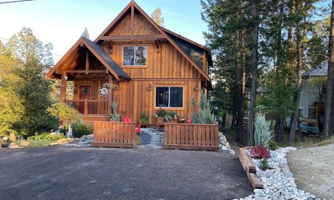East Kootenay Apartment | 3 Bears Cabin | Games Room | Firepit | Lux Kitchen