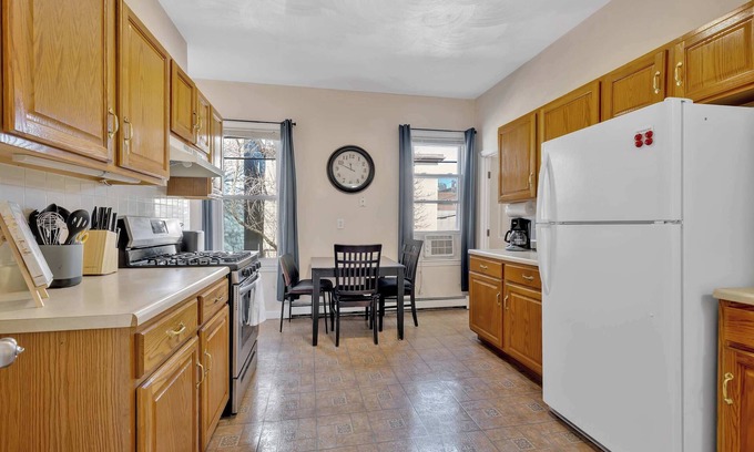East Cambridge Apartment | 3 Bed 1 Bath Near MIT