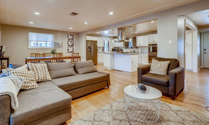 Barths House | 3 Bed, 2 Bath Home Minutes From Downtown Denver
