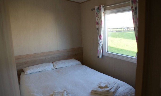 Crimdon House | 3 Bed Caravan-Sleeps 6-Pool-Garden-Parking-Hot Tub