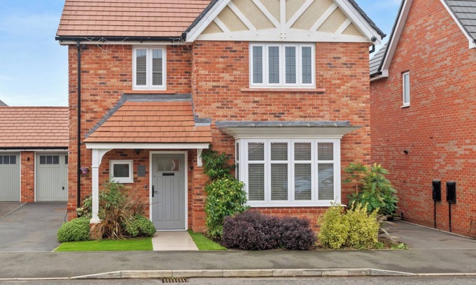 Warrington House | 3 Bed Detached House - Sky Tv - Garden - Pets