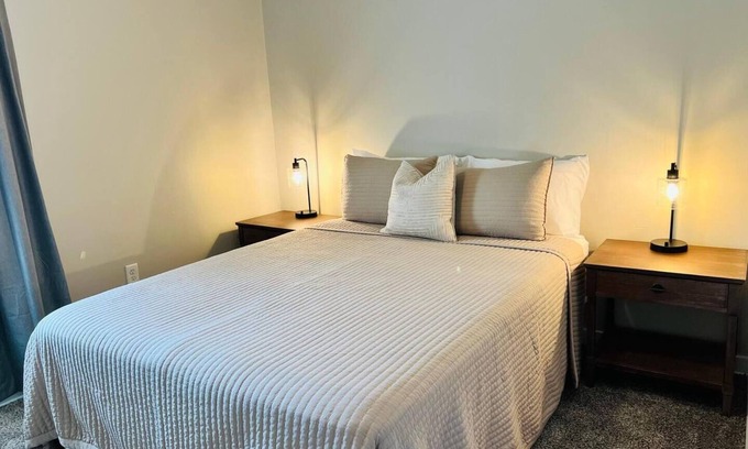 Hammond House | 3 bed Duplex Home Near Whiting, Hammond