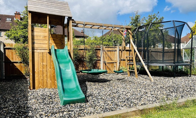 Manor House | 3 bed family house, 5min walk to tube, 30min tube to central London attractions