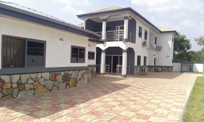 Adentan Apartment | 3 Bed Flat - Sleeps 6 - Parking - Wifi