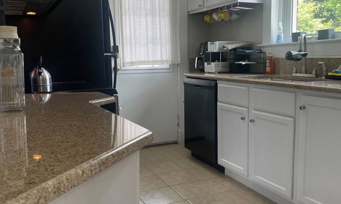 Norfolk Apartment | 3 BED - Historic Modern Townhome