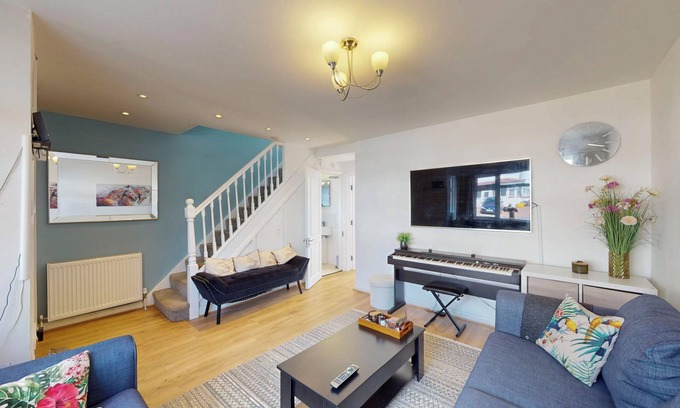Whittington House | 3 Bed Home - 10 Min Walk to Mill Hill Tube