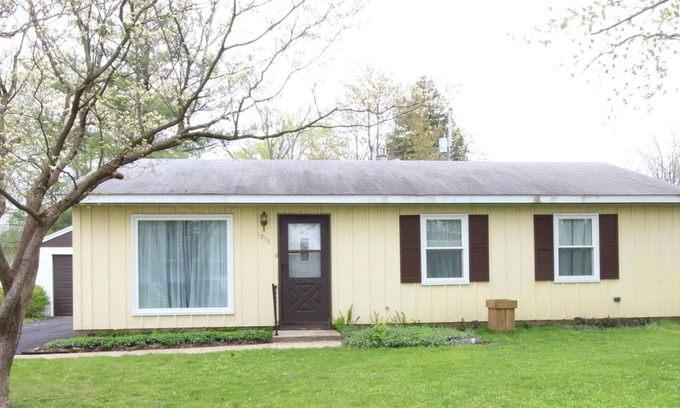 Bloomington House | 3-Bed Home In A Quiet And Secure Neighborhood