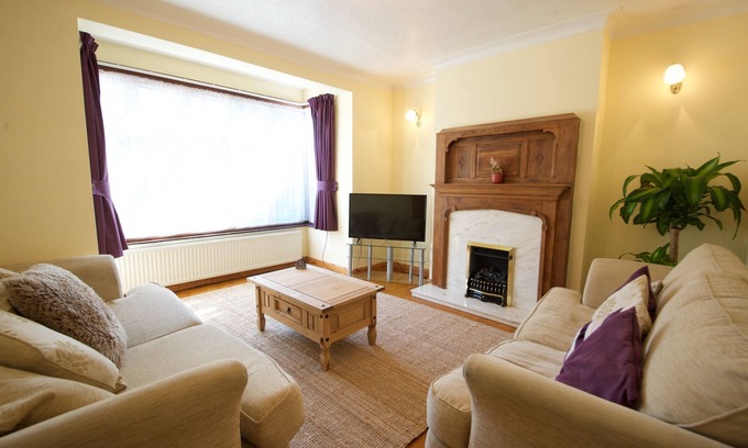 Barnet House | 3 Bed House-Great London Location