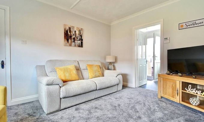 Hamilton House | 3 bed house with gardens in Hamilton