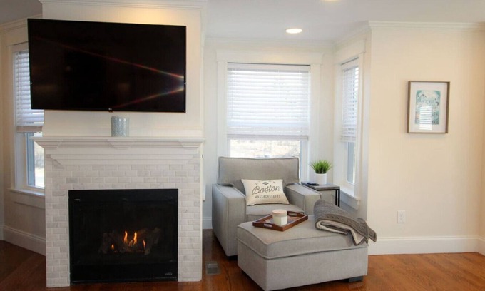 Somerville Condo | 3 Bed Moreland St · Stunning 3+BD Under 10 mins to BOS w/parking & W/D
