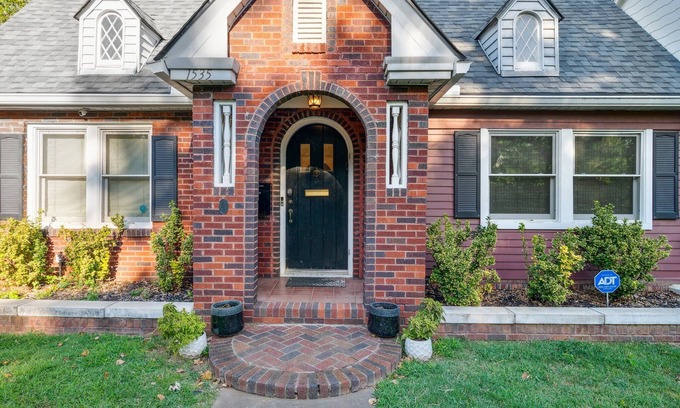 Cherry Street House | 3 bed, office, hot tub, 2 min to Cherry St