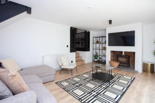 Houston House | 3 Bed - Parking with Garden 10mins to Airport