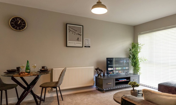 Solihull House | 3-Bed Solihull Contractor Accommodation Parking NEC BHX JLR
