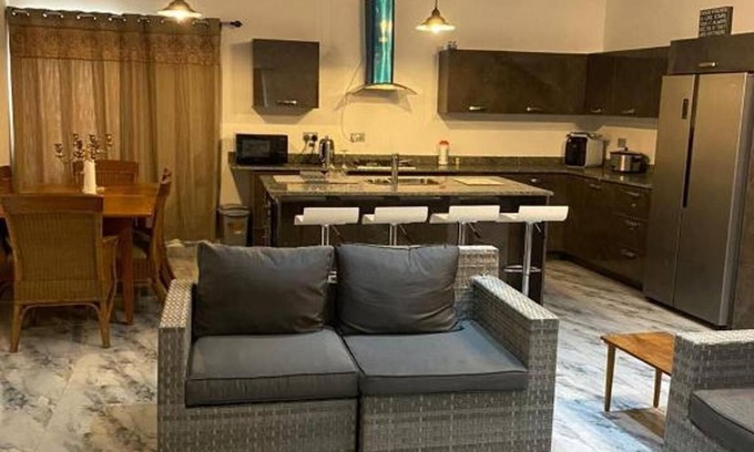 Accra Villa | 3 Bed Villa-private Garden-offstreetparking-aircon