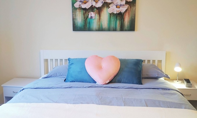 Courtice House | 3 Bedr for 6 Sleep townhome in Courtice 15% 0ff