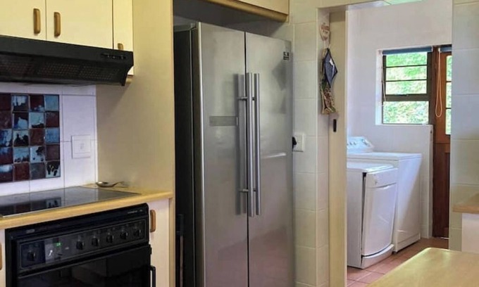 Glentana House | 3-Bedr Holiday Home, 5-min Walk to Beach, Seaview!