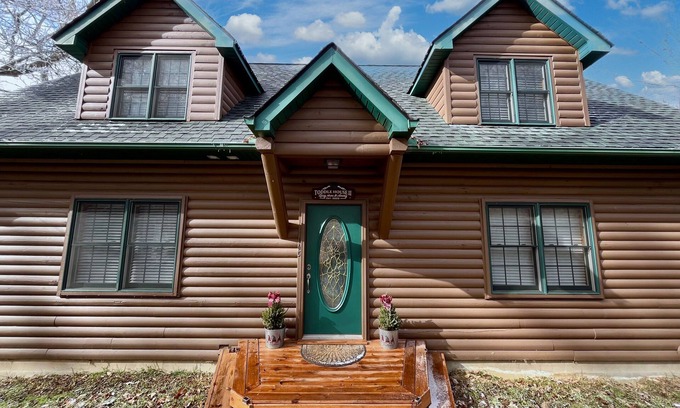 Wolf Laurel Cabin | 3 Bedroom + 2.5 Bath Beautiful Log Cabin with Fireplace + Stunning Mountain Views!