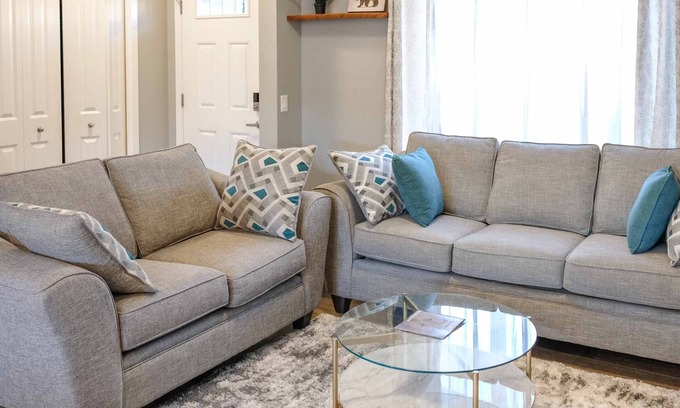 Cochrane House | 3 Bedroom 2.5 Bath Near Canmore, Banff & Calgary Airport Pet Friendly
