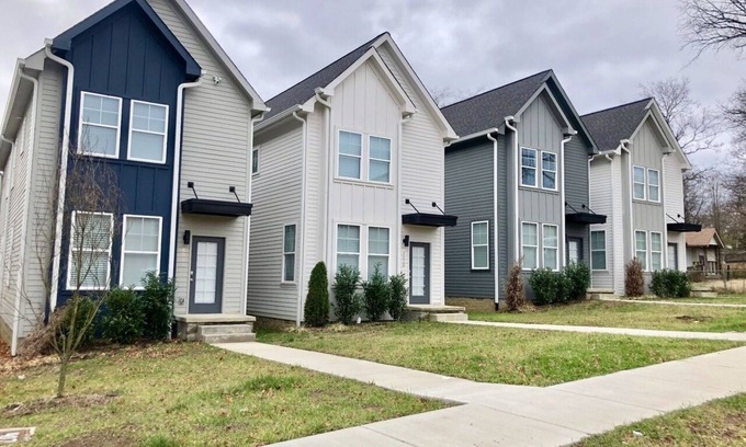 Radnor House | 3 bedroom 2.5 bath with free parking